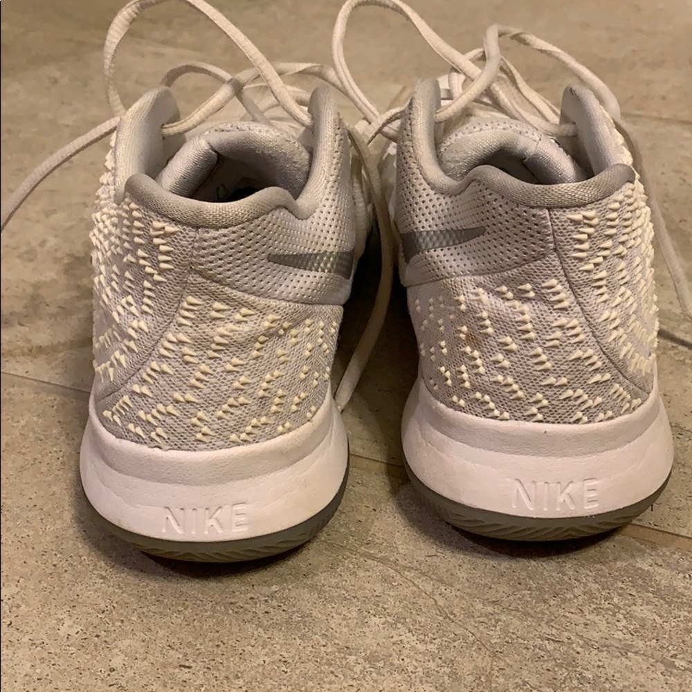 Kyrie 3 triple white